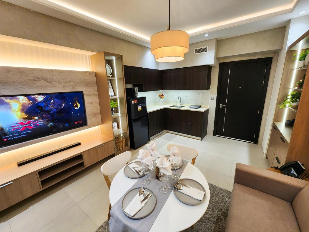 Kuchyň nebo kuchyňský kout v ubytování 1 Bedroom Apartment in Aeon Towers I City Views I Free Wi-fi, Gym and Pool