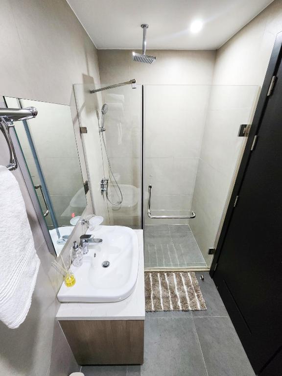 Koupelna v ubytování 1 Bedroom Apartment in Aeon Towers I City Views I Free Wi-fi, Gym and Pool