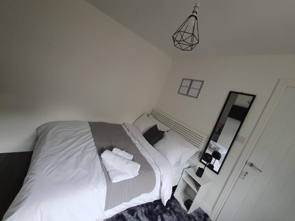 Postel nebo postele na pokoji v ubytování Private Room & En-Suite Bathroom - Long Term Stays & Contractors Welcomed