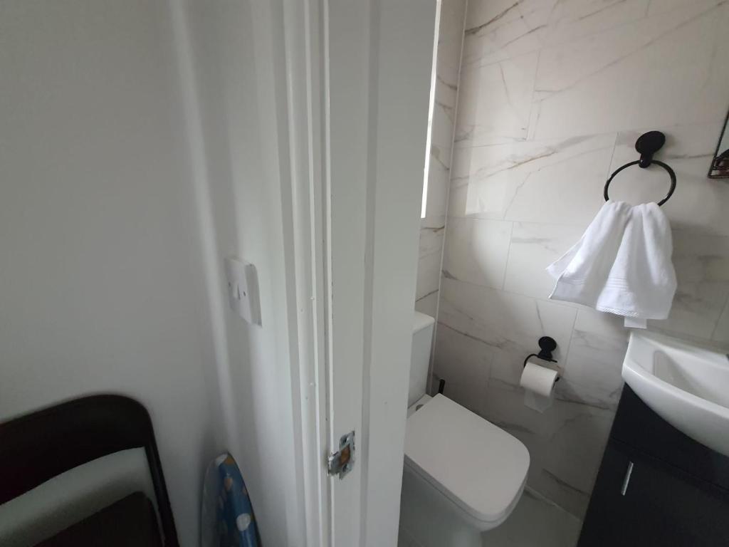 Koupelna v ubytování Private Room & En-Suite Bathroom - Long Term Stays & Contractors Welcomed