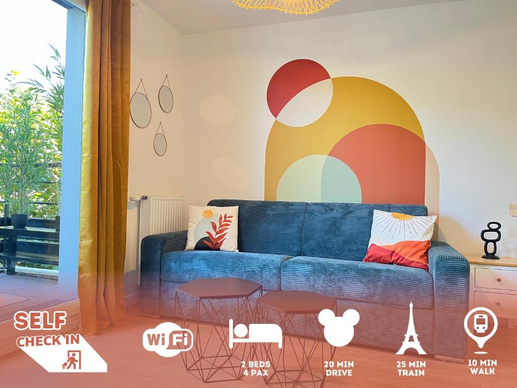 - un salon avec un canapé bleu et un mur coloré dans l'établissement Le 24 Nautic, Appartement douillet Bassin olympique Disneyland & Paris avec parking, à Vaires-sur-Marne