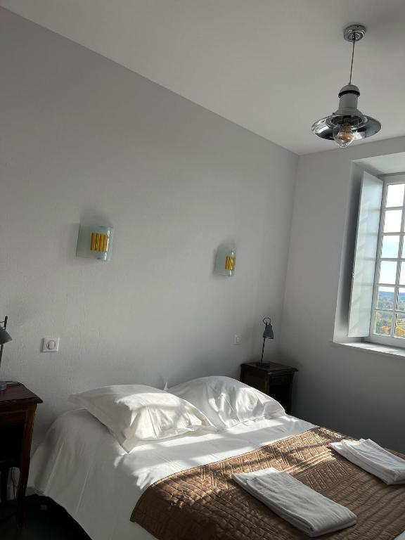 Postel nebo postele na pokoji v ubytování Logis Hôtel Ancien Grand Séminaire