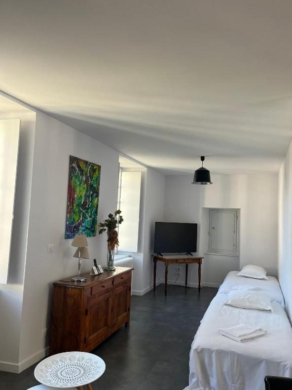 TV a/nebo společenská místnost v ubytování Logis Hôtel Ancien Grand Séminaire