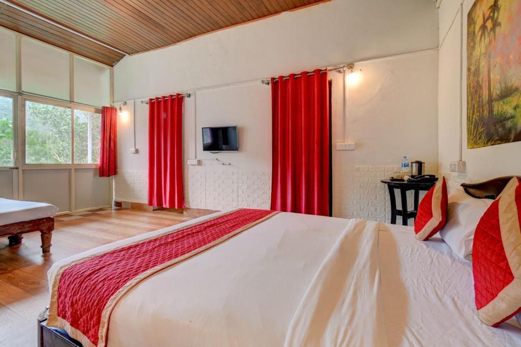 Postel nebo postele na pokoji v ubytování Coorg Heritage Hill View Resort