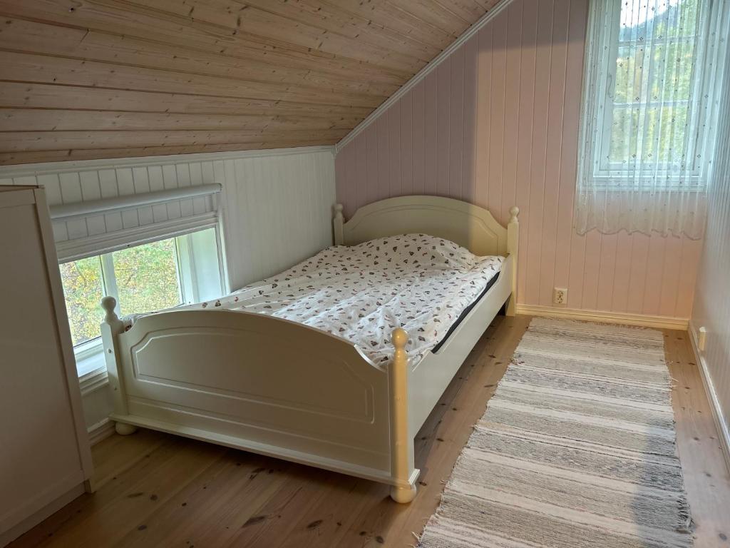 Postel nebo postele na pokoji v ubytování Stille og fredelig ved fjord og fjell