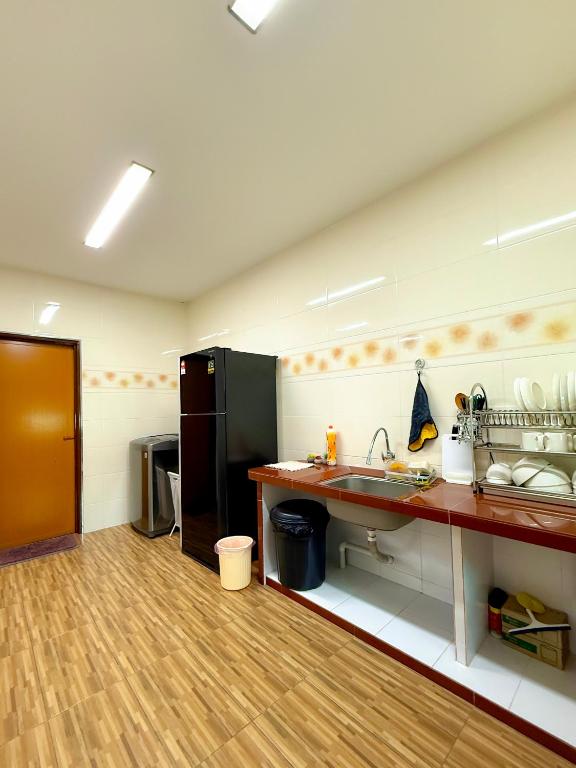 Kuchyň nebo kuchyňský kout v ubytování Happy Guest House Nibong Tebal 开心民宿高渊区