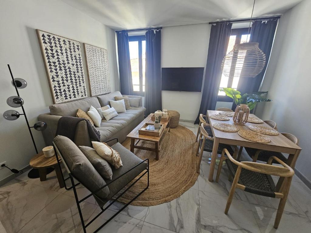 un salon avec un canapé et une table dans l'établissement PALOMA, à Cannes