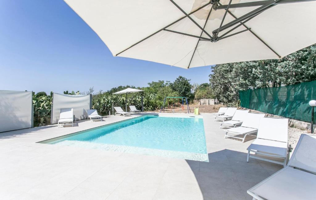 Bazén v ubytování Awesome Home In Santa Croce Camerina nebo v jeho okolí