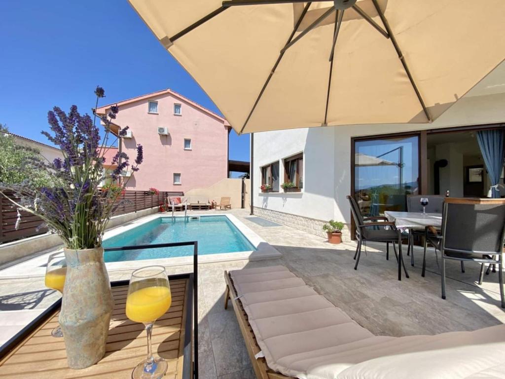 Bazén v ubytovaní Charming Villa Ira with Pool alebo v jeho blízkosti