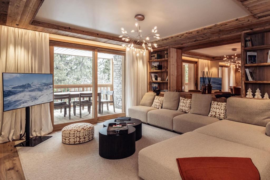 un salon avec un canapé et une table dans l'établissement Antarès URSA 101 - luxury apartment ski inski out, à Méribel