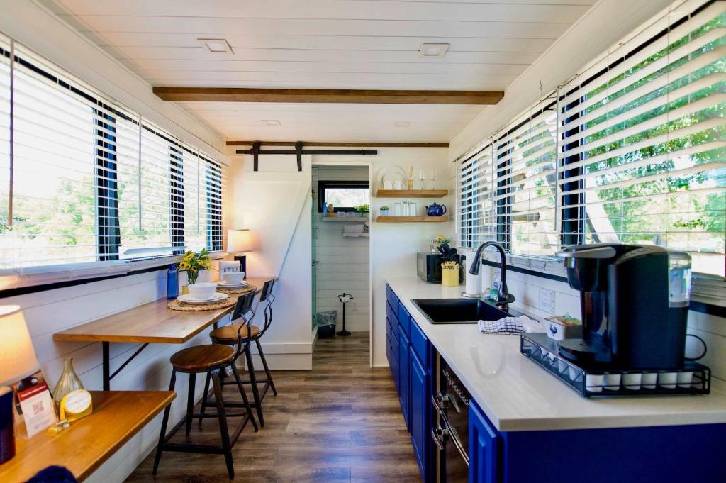 Köök või kööginurk majutusasutuses Elegant Container Tiny House Yellow & Blue