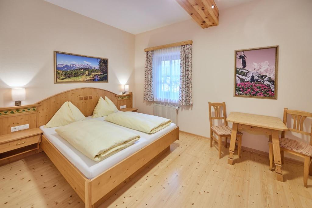 Postel nebo postele na pokoji v ubytování Hotel am Sonnenhügel