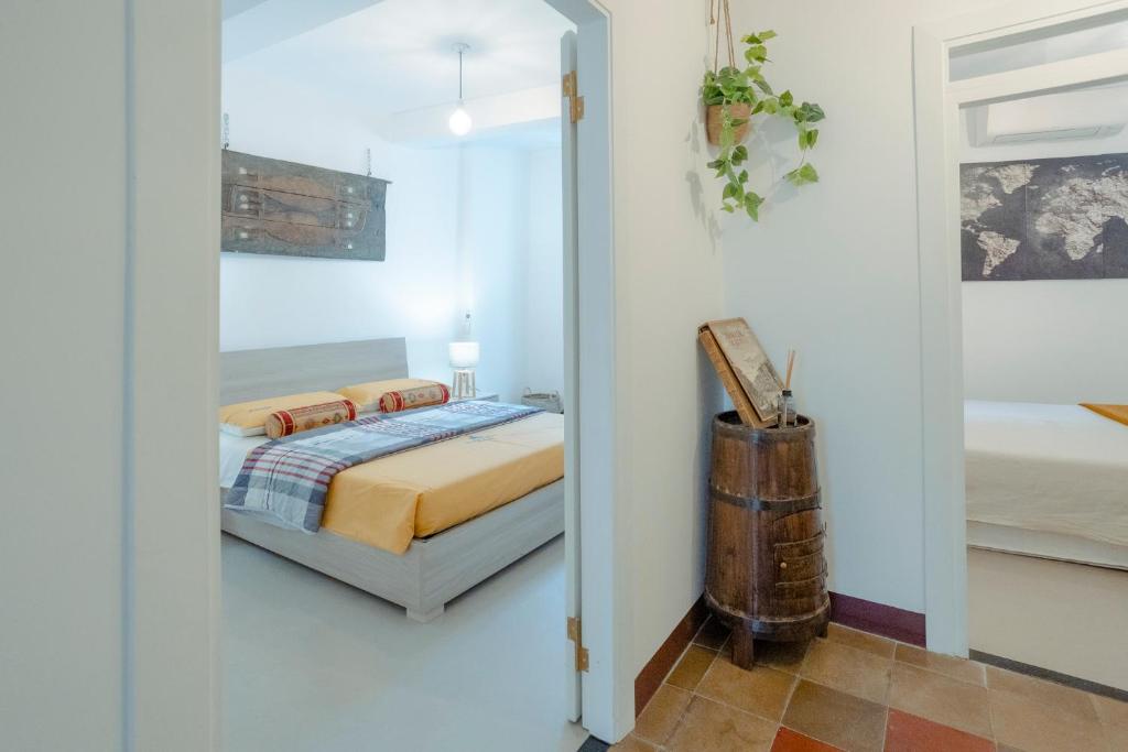 una camera da letto con un letto e uno specchio di Domus Superior Domizio - Pantheon a Roma