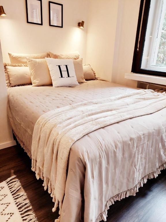 una camera da letto con un letto con un piumone bianco di Style in style near bus station Nivy a Bratislava