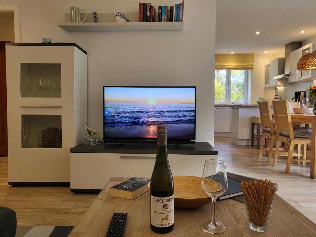 TV a/nebo společenská místnost v ubytování Ferienwohnung "Dorfwinkel 15"