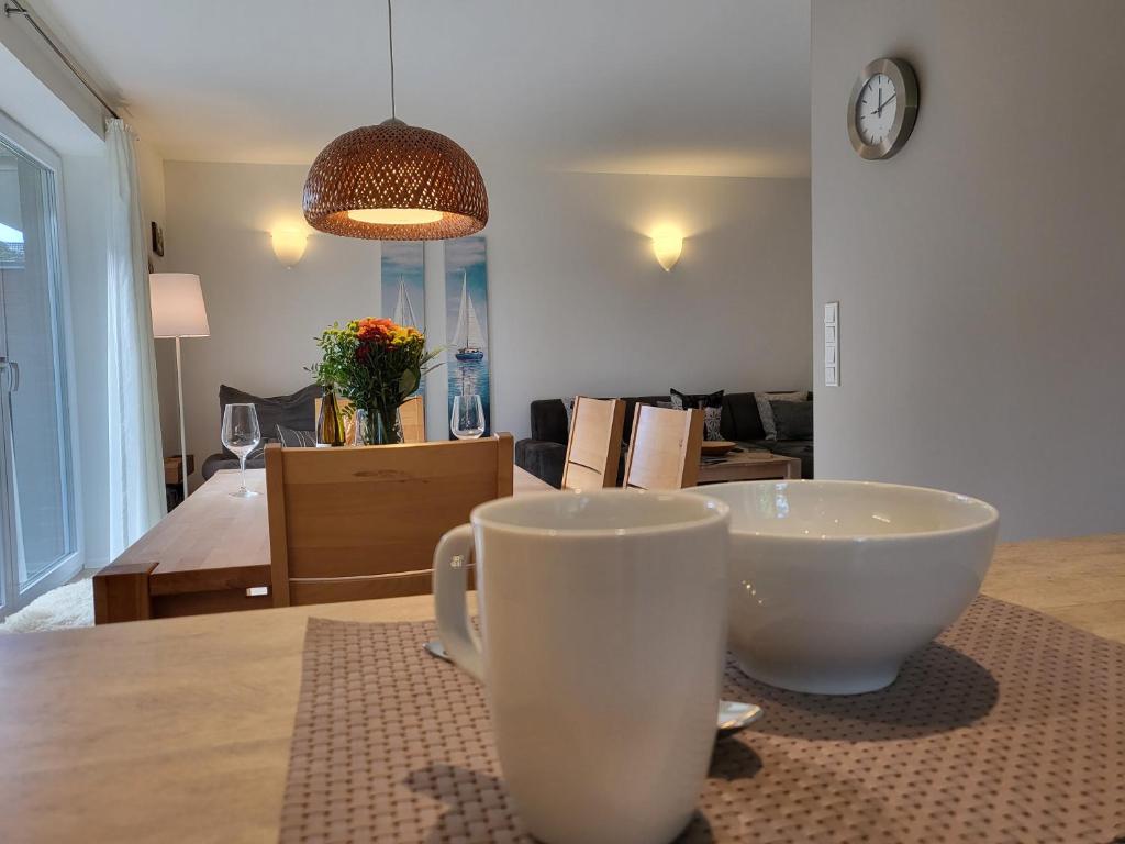 Příslušenství pro přípravu čaje a kávy v ubytování Ferienwohnung "Dorfwinkel 15"