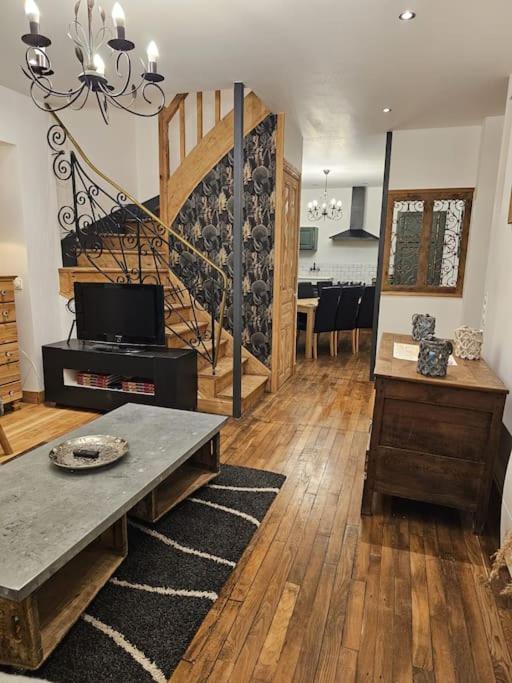 - un salon avec une table et une cave à vin dans l'établissement Chez Tantine, à Troyes