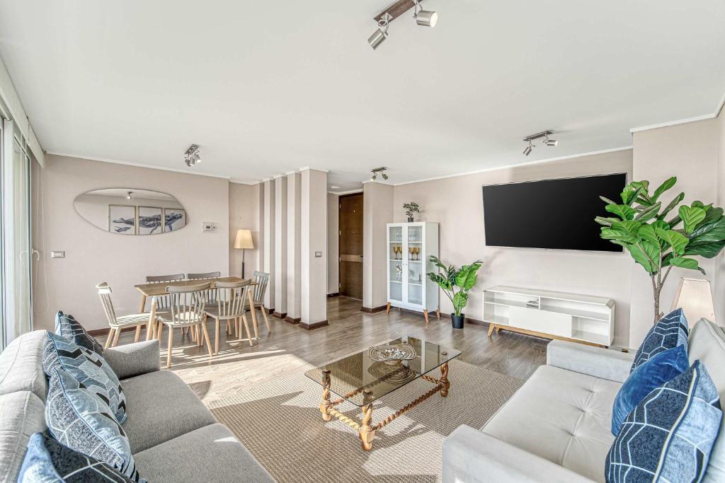 un soggiorno con un divano e un tavolo di Costa Viña 3B Balcony & View a Viña del Mar