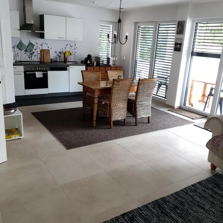 a kitchen and dining room with a table and chairs at Ferienwohnung Kolpingstraße in Neuburg an der Donau