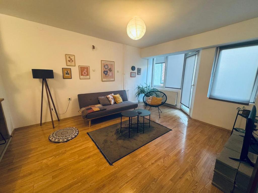 ein Wohnzimmer mit Sofa und Tisch in der Unterkunft Drd Pristine Apartment in Pristina