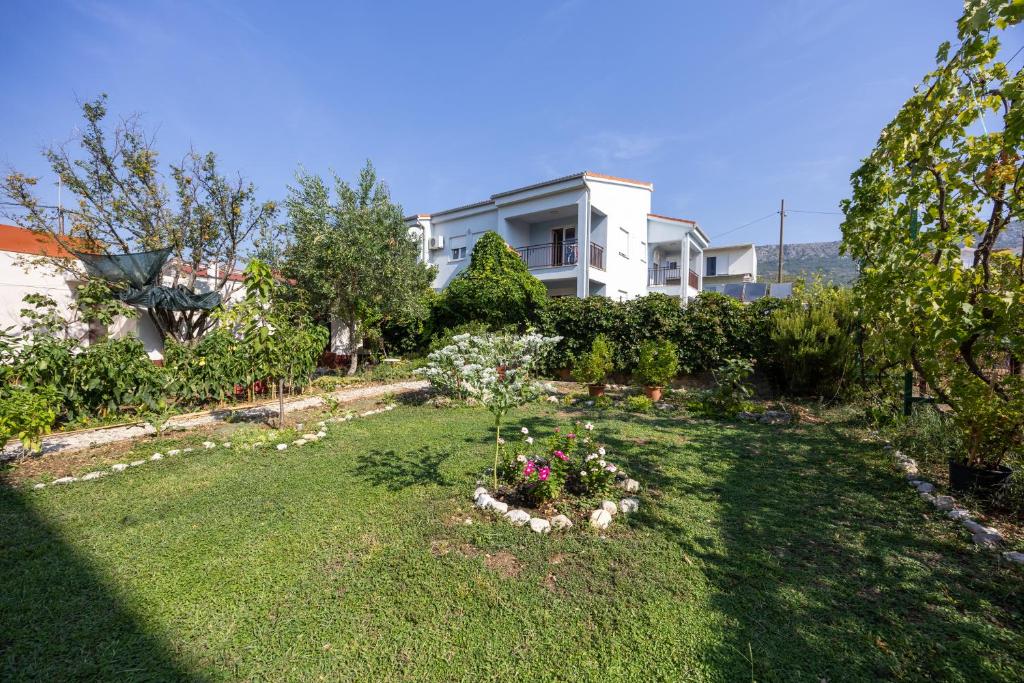 Vonkajšia záhrada v ubytovaní Apartman Seashell
