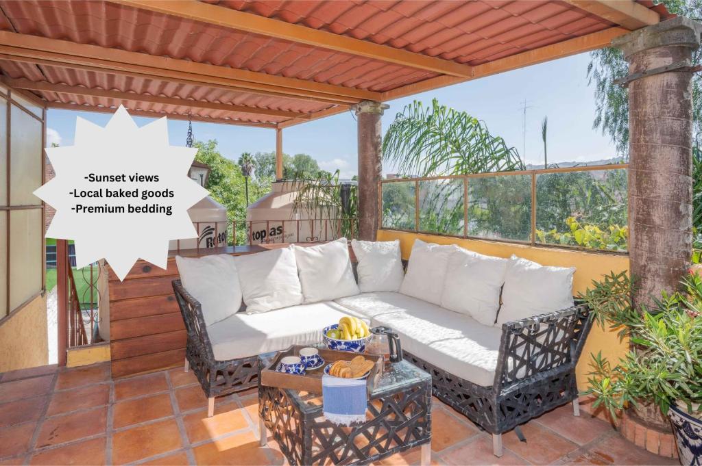 Rooftop Sunsets & Gas Fireplace Colonial Home - Huis Met Twee Slaapkamers