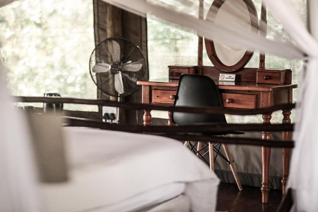 Postel nebo postele na pokoji v ubytování Muweti Bush Lodge