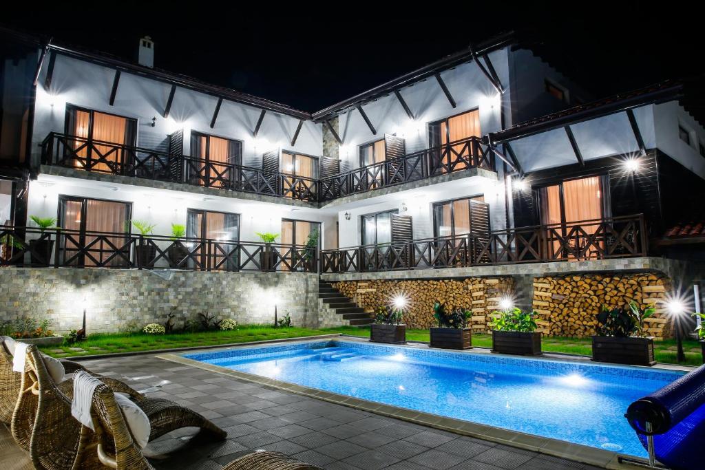 Piscina a Einstein House & Spa o a prop