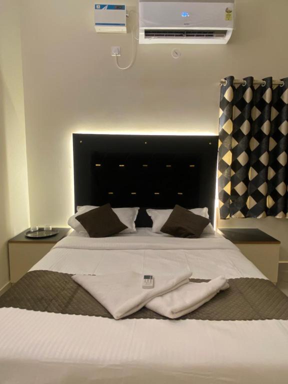 Postel nebo postele na pokoji v ubytování Cashewtree Hotel
