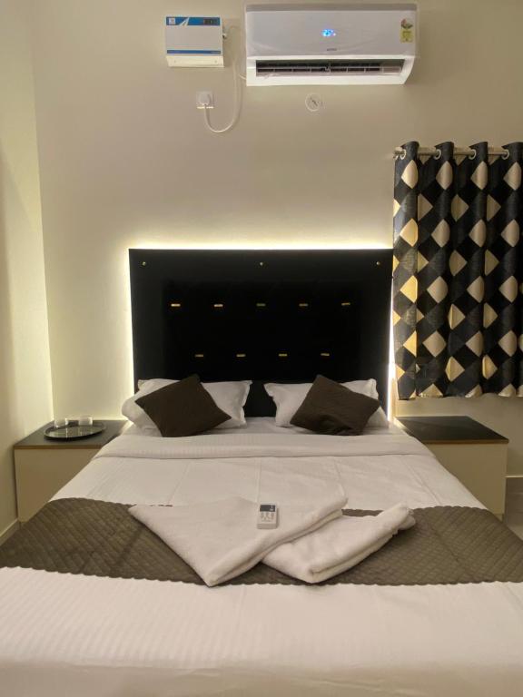 Postel nebo postele na pokoji v ubytování Cashewtree Hotel