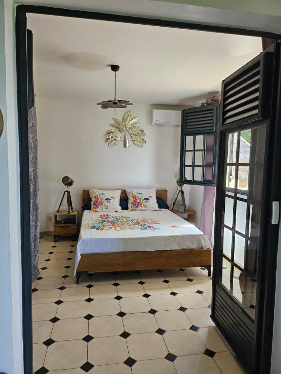 una camera con letto e pavimento in bianco e nero di Villa cosy a Sainte-Luce