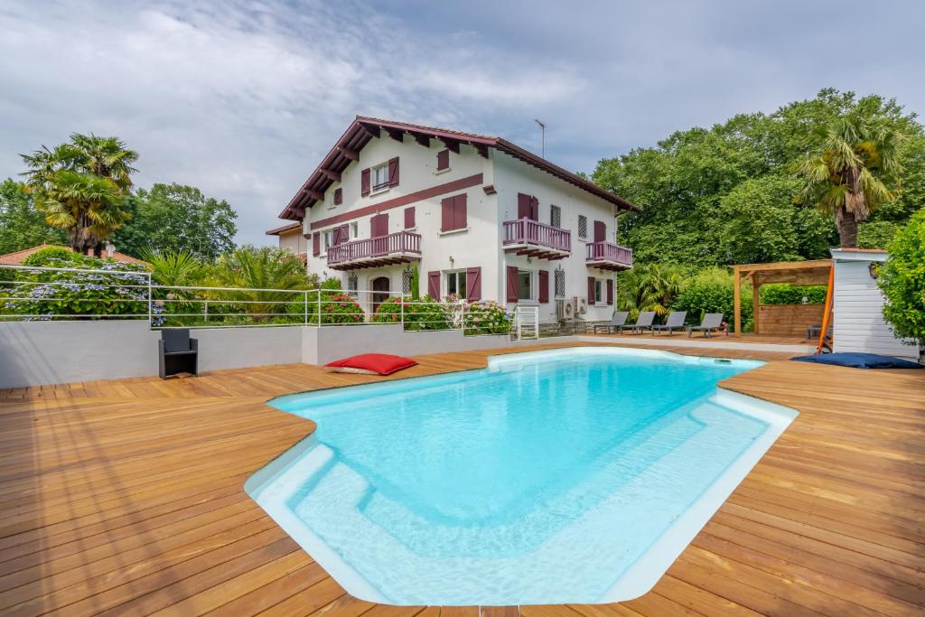 Bazén v ubytování l'hacienda nebo v jeho okolí