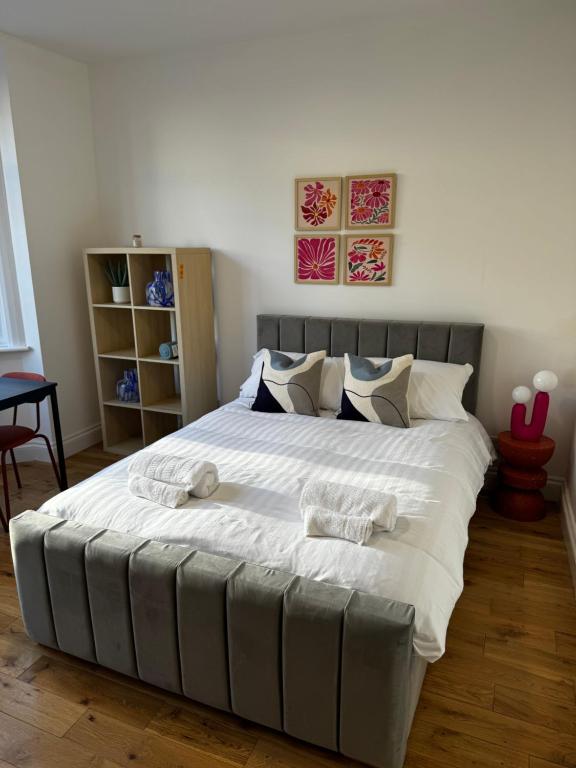 ein Schlafzimmer mit einem großen Bett mit zwei Handtüchern darauf in der Unterkunft Urban Studio Finchley in Finchley