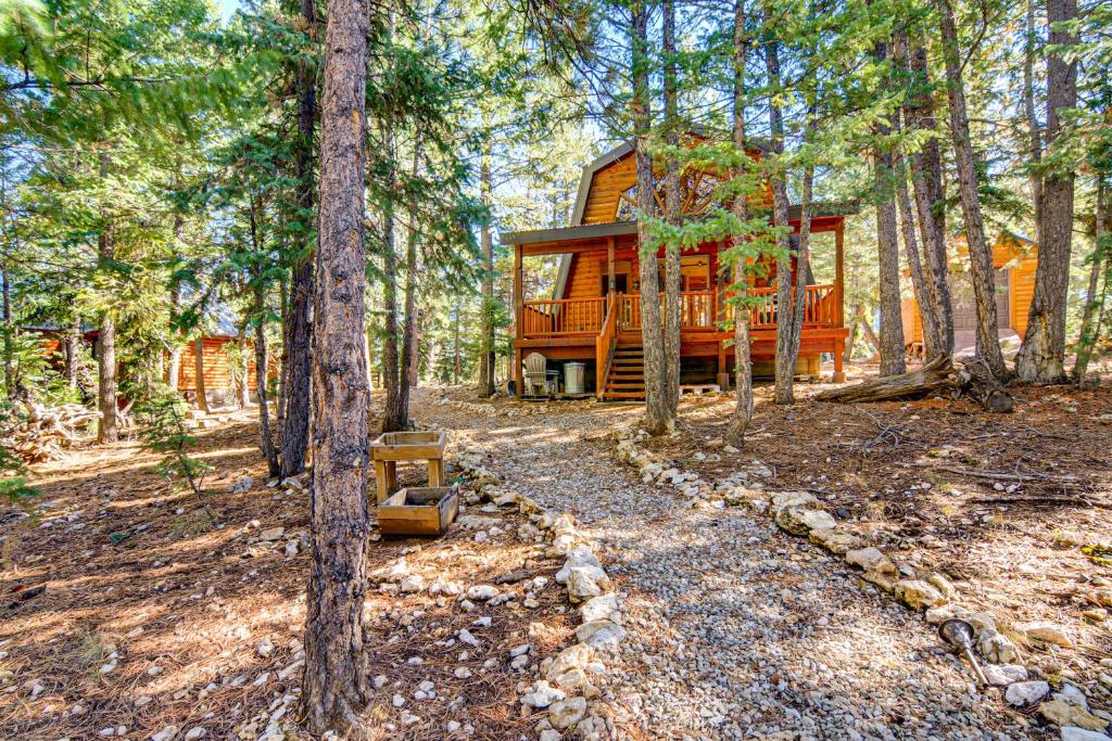 una baita nel bosco nel bosco di Near National Parks Duck Creek Cabin Retreat a Duck Creek Village