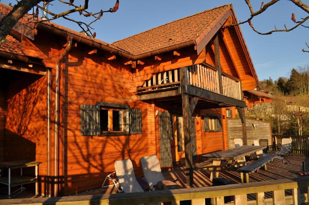Cette cabane en rondins dispose d'un balcon et d'une terrasse. dans l'établissement Chalet Modus, Belle vue lac, Sauna, Wifi, à Gérardmer