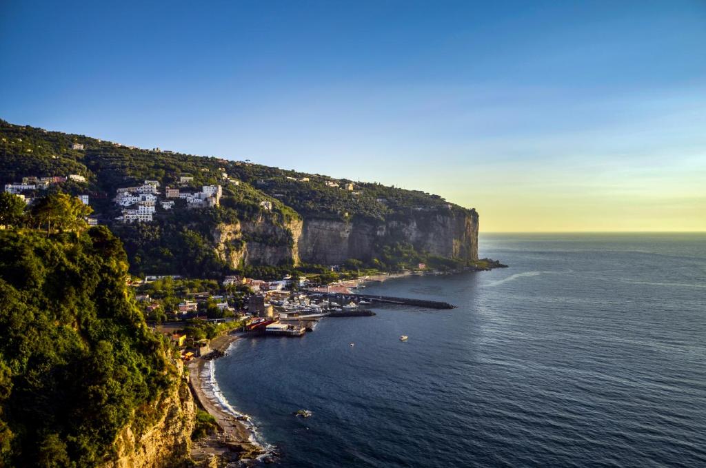 una vista aérea de la costa de Amalfi en Apta Mihi B&B, en Vico Equense