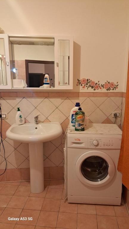 łazienka z pralką i umywalką w obiekcie Casa Holiday Sea Etna Di Enza w mieście Linguaglossa