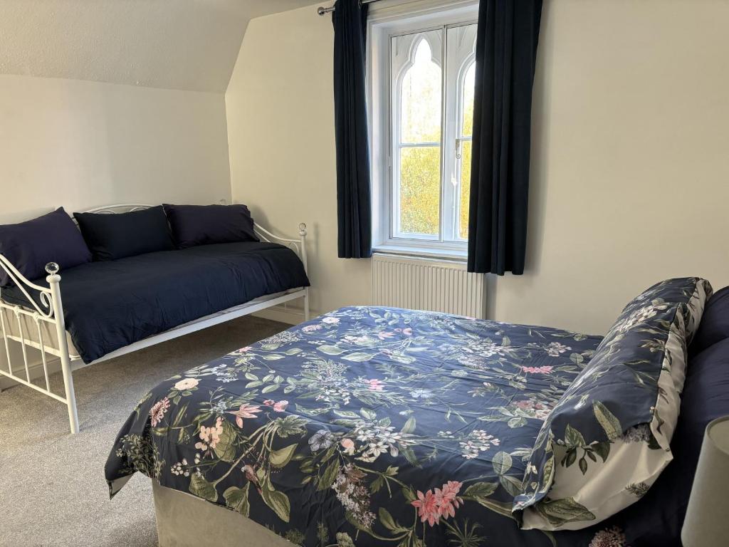 un dormitorio con una cama y un sofá en The Gingerbread House, en Lincoln