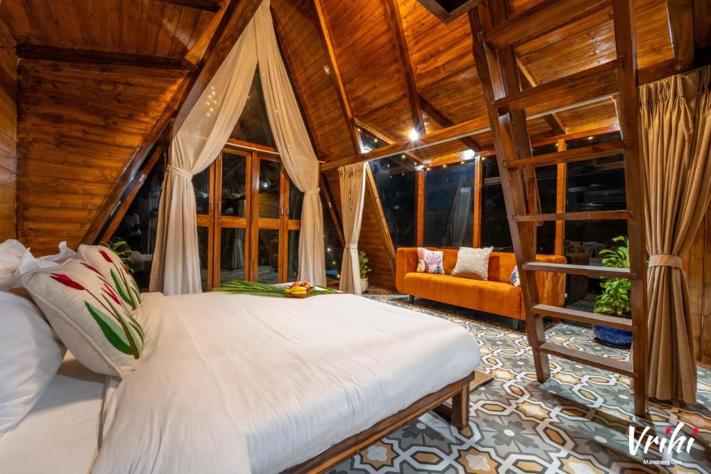 Ένα ή περισσότερα κρεβάτια σε δωμάτιο στο Vrihi Luxury A-Frames Goa