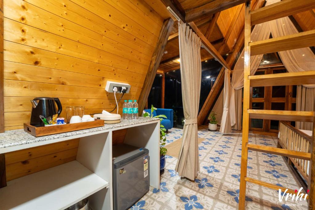 Η κουζίνα ή μικρή κουζίνα στο Vrihi Luxury A-Frames Goa