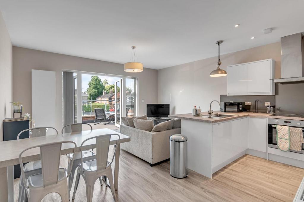Η κουζίνα ή μικρή κουζίνα στο 2-Bed on Dereham Road with Balcony Flat B
