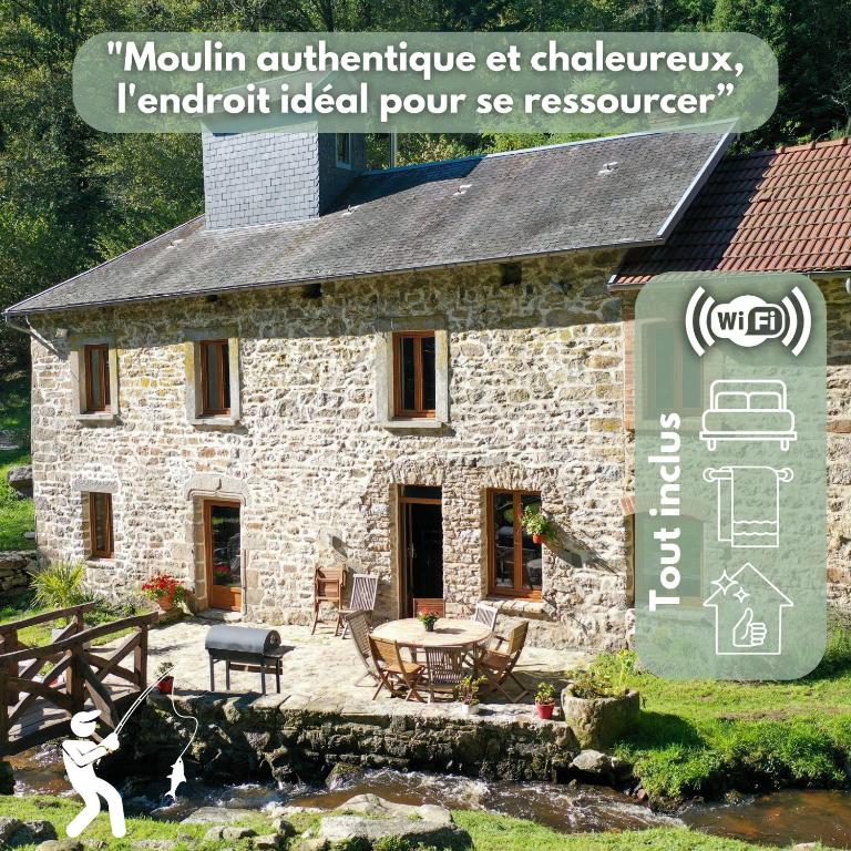 une maison en pierre avec une table et un panneau en face de celle-ci dans l'établissement Authentique moulin tout inclus-Moulin de Lavaugarde, à Thauron