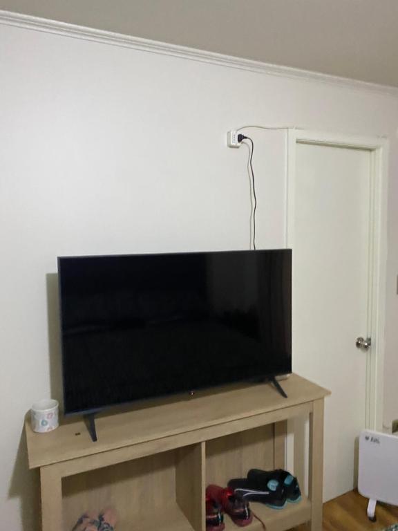 TV a/nebo společenská místnost v ubytování Habitación grande baño en suite privado