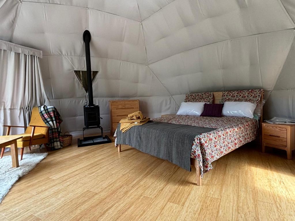 Postel nebo postele na pokoji v ubytování Takahuri Glamping Domes