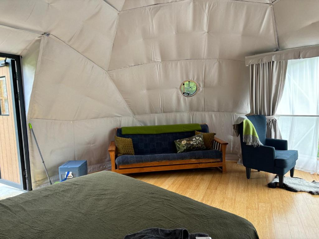 Posezení v ubytování Takahuri Glamping Domes