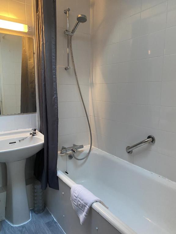 Koupelna v ubytování Le Chene Hotel