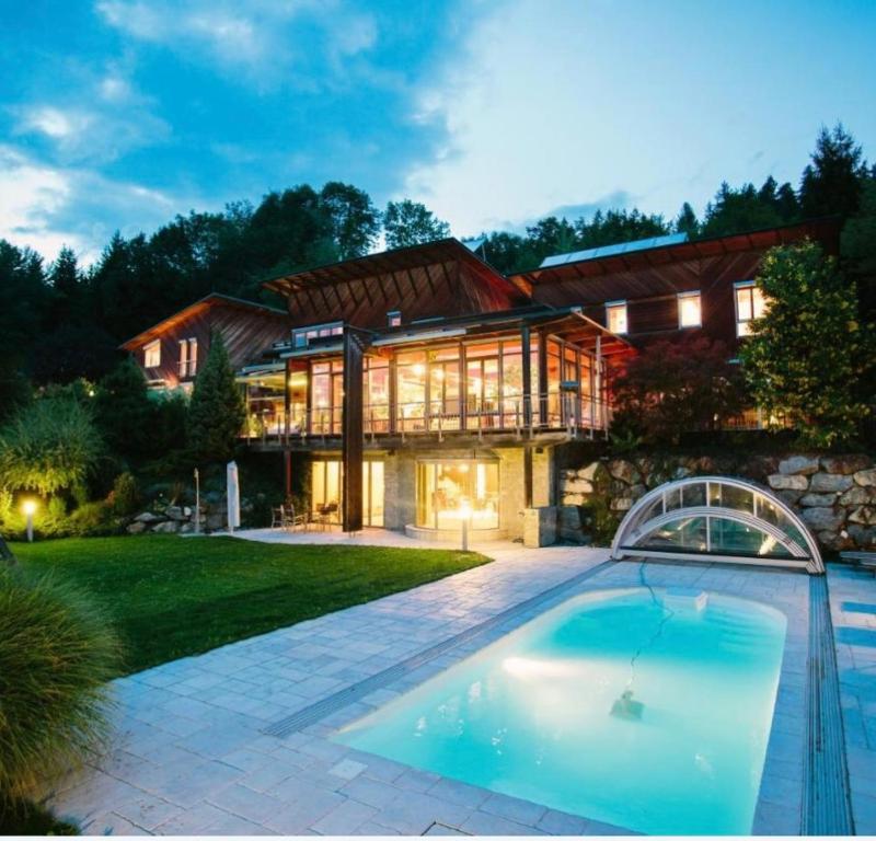 una grande casa con una piscina di fronte di Sunlight City Villa a Villach