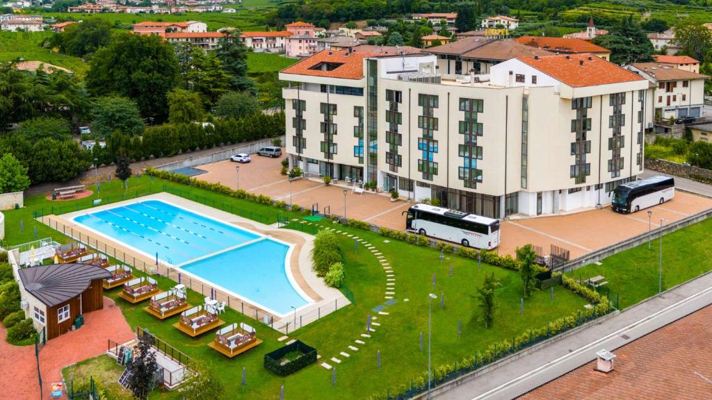 Bazén v ubytování Kona Hotel Verona by Kleos Group Collection nebo v jeho okolí