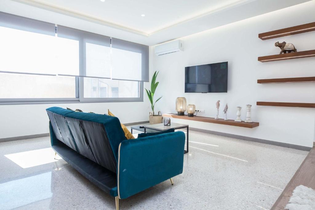 TV a/nebo společenská místnost v ubytování Stylish Modern Suite next to Piraeus Port