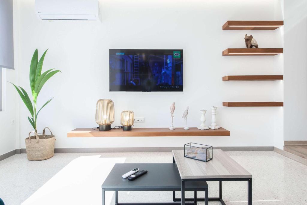 TV a/nebo společenská místnost v ubytování Stylish Modern Suite next to Piraeus Port
